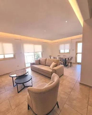 Wohnzimmer; fliesenboden, tageslicht