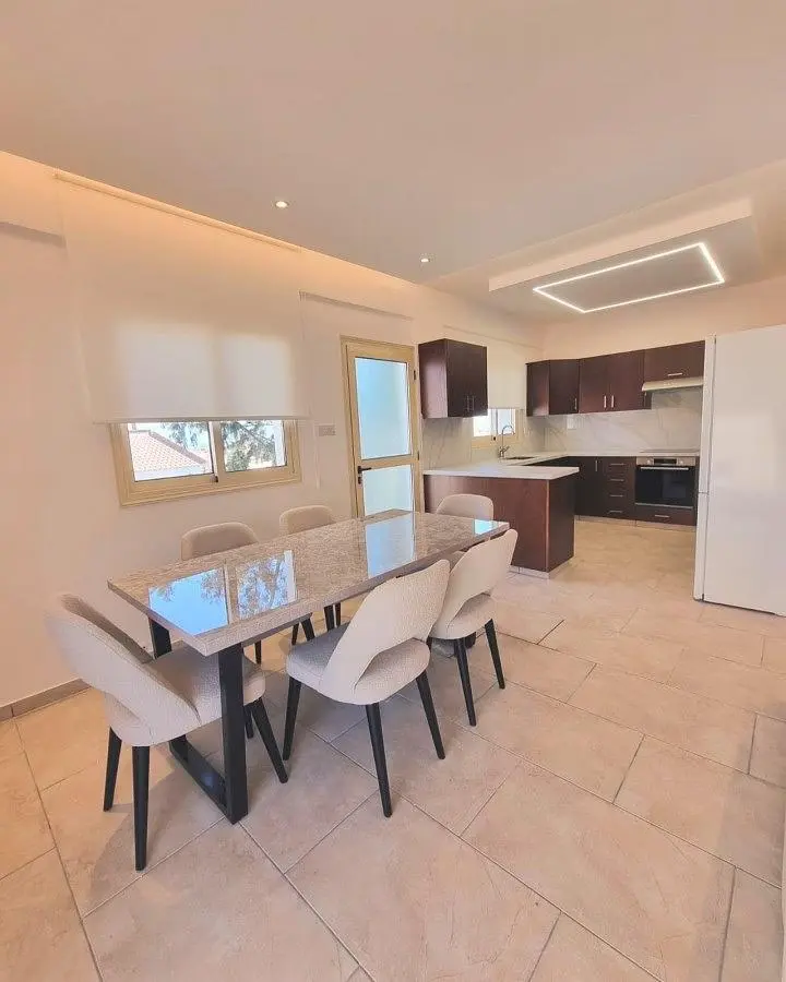 Cuisine; électroménager, lumière naturelle, style moderne, carrelage