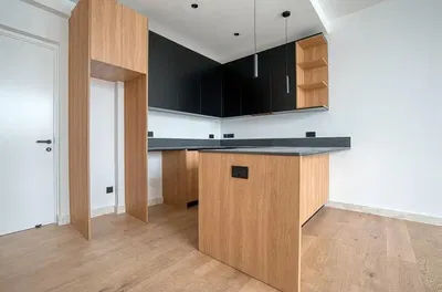 Keuken; keukenapparatuur, houten vloer, gerenoveerd, natuurlijk licht