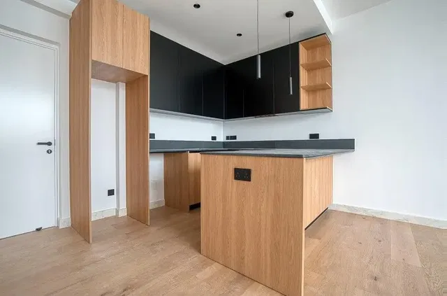 Keuken; keukenapparatuur, houten vloer, gerenoveerd, natuurlijk licht