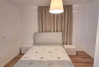 Slaapkamer; houten vloer, natuurlijk licht