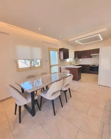 Keuken; tegelvloer, keukenapparatuur, natuurlijk licht