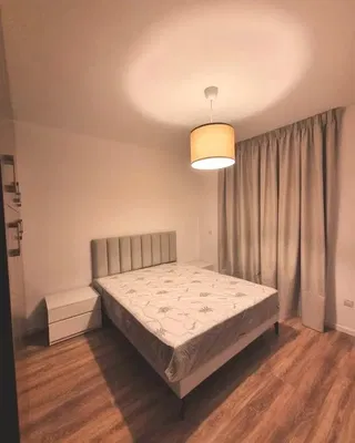 Slaapkamer; houten vloer, natuurlijk licht