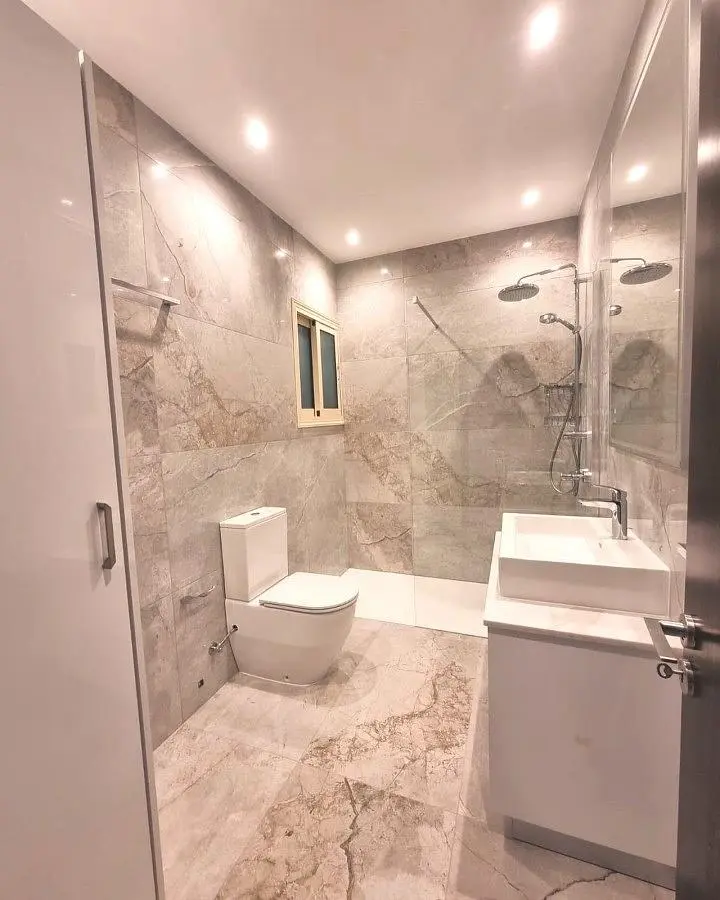 Badkamer; tegelvloer, gerenoveerd, natuurlijk licht