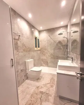 Badkamer; tegelvloer, gerenoveerd, natuurlijk licht