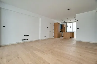 Oturma odası; ahşap zemin, doğal ışık, modern stil