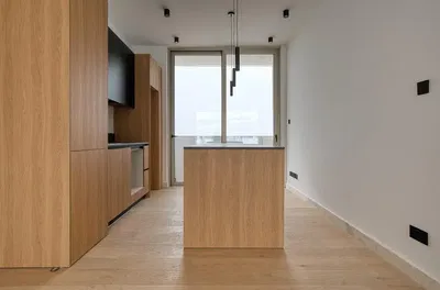 Кухиња; дрвени под, природно светло, модерни стил