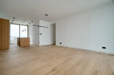 Oturma odası; ahşap zemin, doğal ışık, modern stil