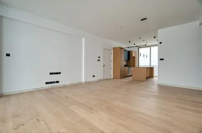 Дневна соба; дрвени под, природно светло, модерни стил