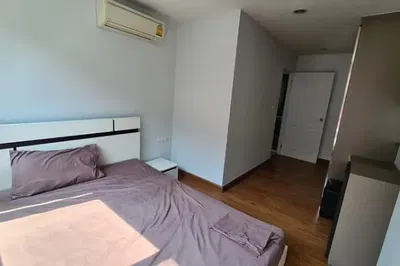 Slaapkamer; houten vloer, natuurlijk licht