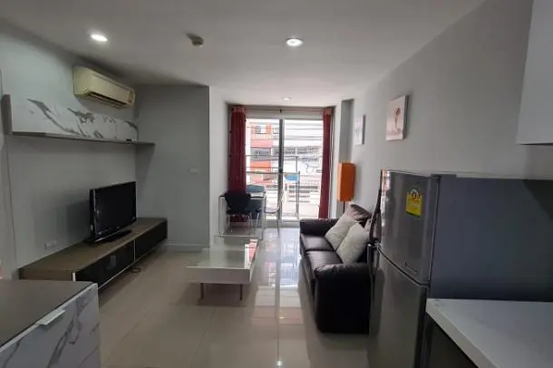 Woonkamer; uitzicht, keukenapparatuur, natuurlijk licht, moderne stijl, tegelvloer