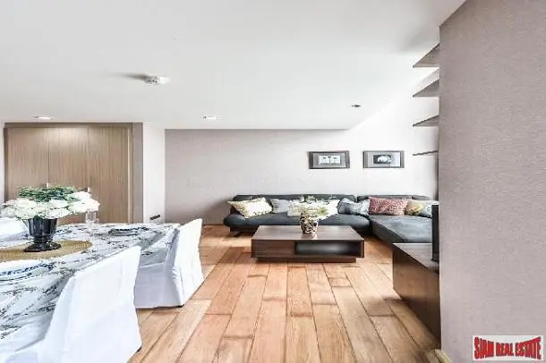 Хол; дървен под, естествена светлина, модерен стил