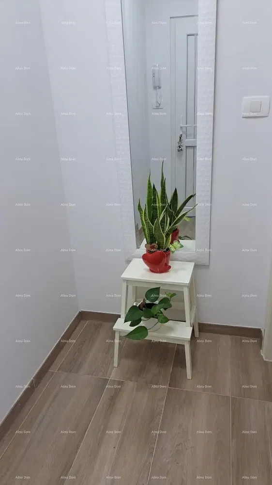 Garderoba; pločice, prirodno svjetlo