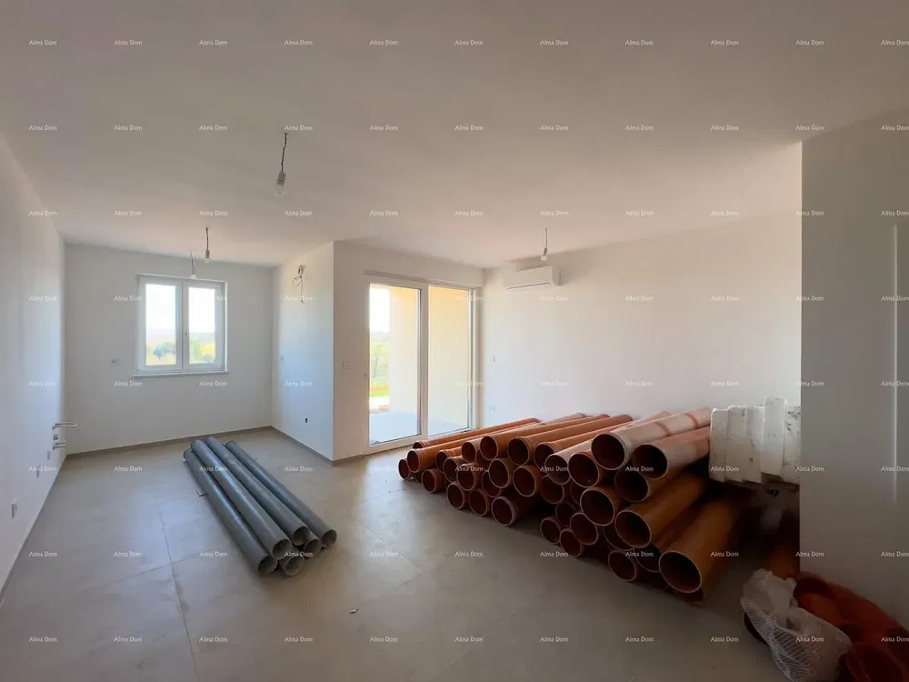 Outro; precisa de renovação, chão de azulejo, luz natural