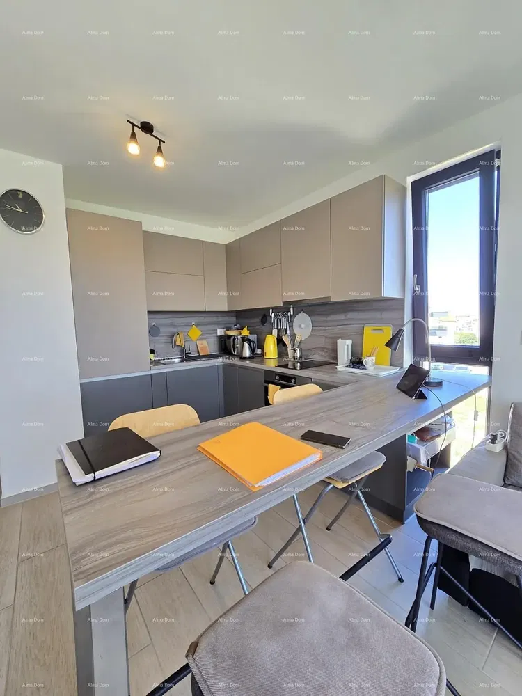 Cozinha; eletrodomésticos, luz natural, estilo moderno, chão de azulejo