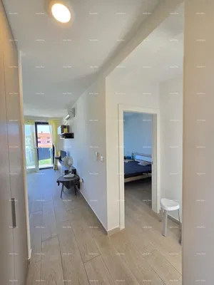 Quarto; chão de azulejo, luz natural