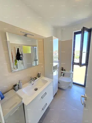 Casa de banho; chão de azulejo, luz natural, renovado