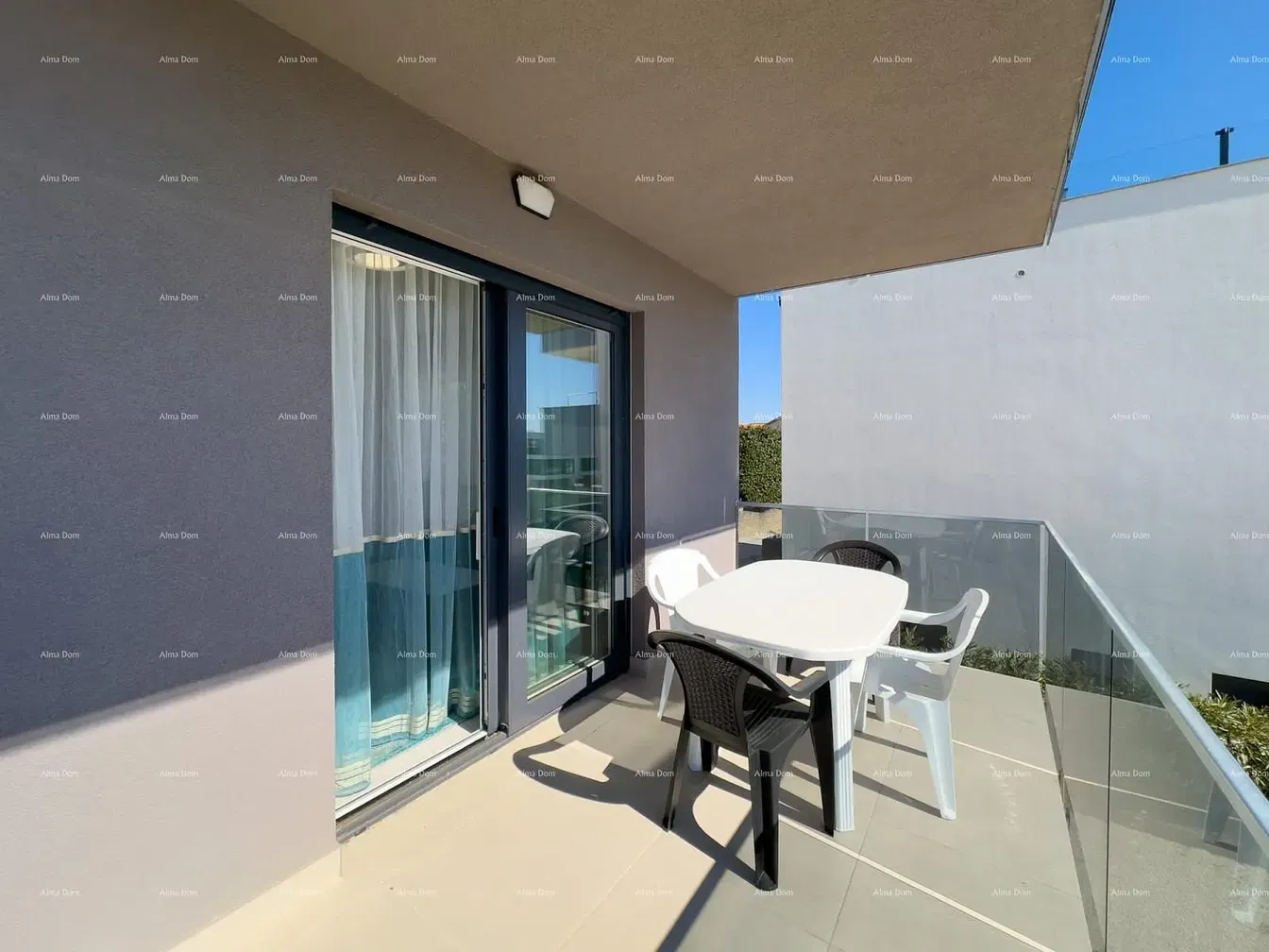 Terraço; chão de azulejo, luz natural, vista