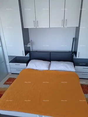 Quarto; chão de madeira, renovado, luz natural, estilo moderno