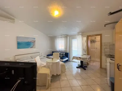 Sala de estar; chão de azulejo, eletrodomésticos