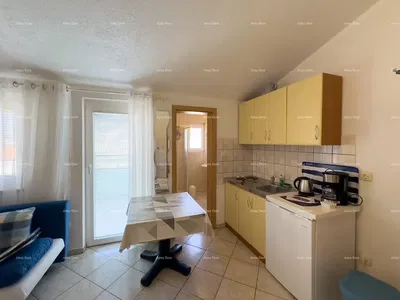 Cozinha; chão de azulejo, luz natural, eletrodomésticos