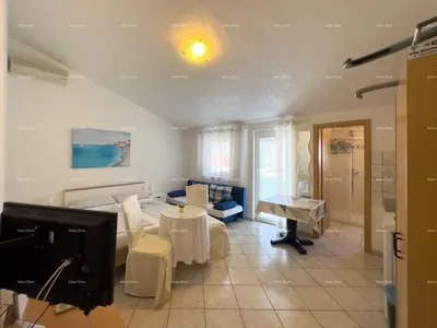 Quarto; chão de azulejo, luz natural