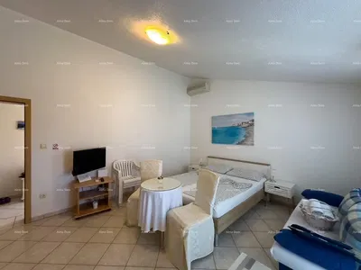 Quarto; chão de azulejo, luz natural