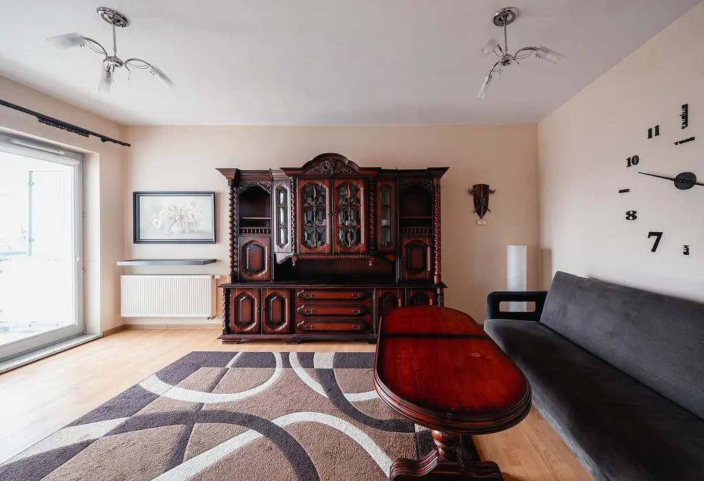 Soggiorno; stile rustico, pavimento in legno, luce naturale