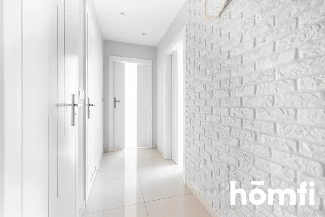 Γκαρνταρόμπα; πλακάκια, φυσικό φως