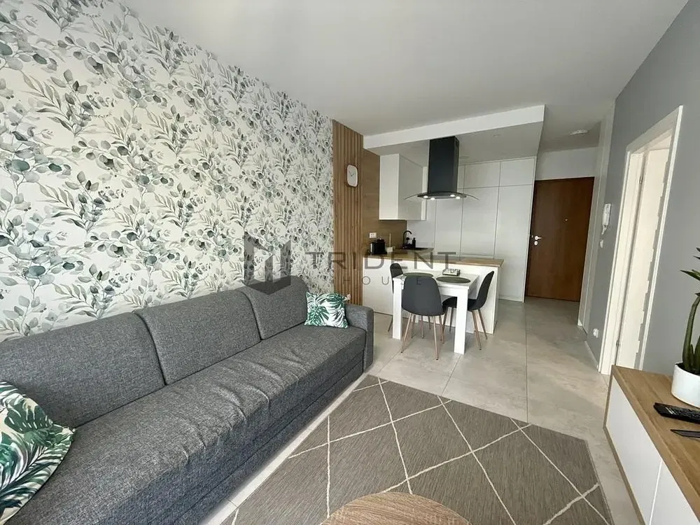 Salon; style moderne, lumière naturelle, carrelage