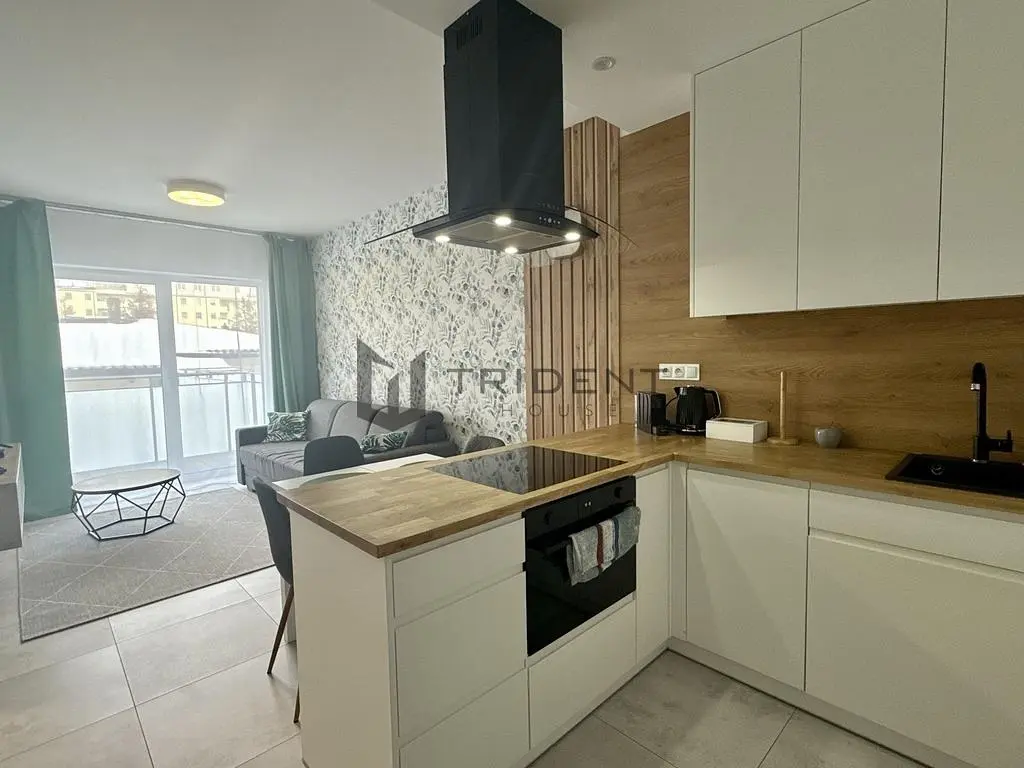 Cuisine; vue, électroménager, carrelage, lumière naturelle, style moderne