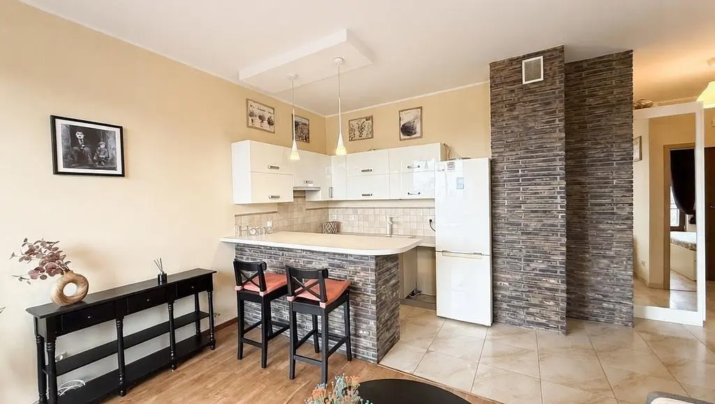 Küche; küchengeräte, fliesenboden, tageslicht