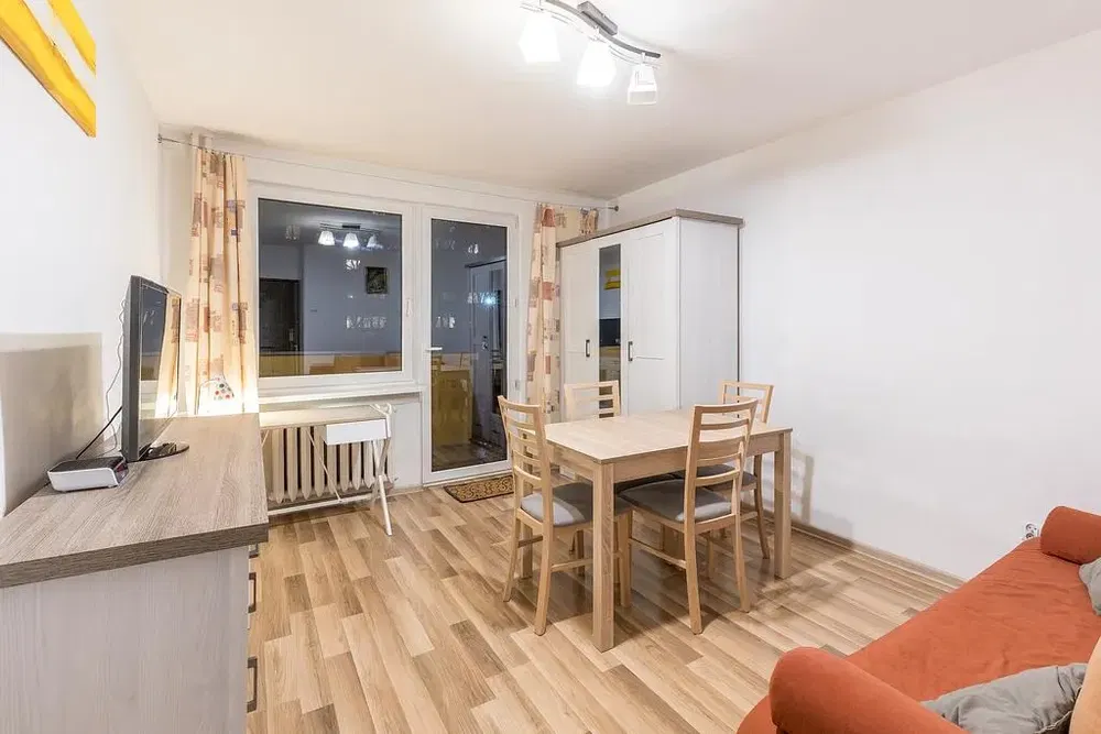 Oturma odası; ahşap zemin, doğal ışık, modern stil