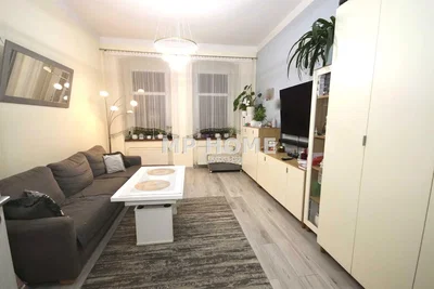 Wohnzimmer; tageslicht, moderner stil, holzboden