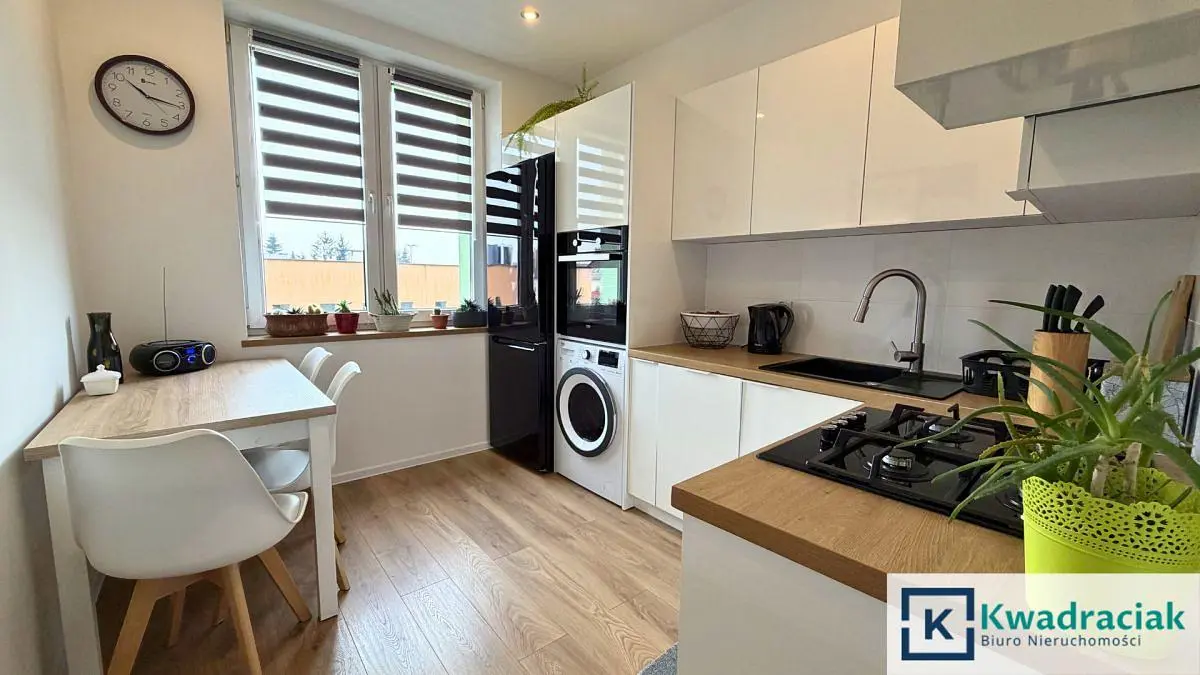 Cucina; elettrodomestici, luce naturale, stile moderno, pavimento in legno