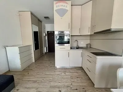 Κουζίνα; συσκευές κουζίνας, ξύλινο πάτωμα, ανακαινισμένο, φυσικό φως