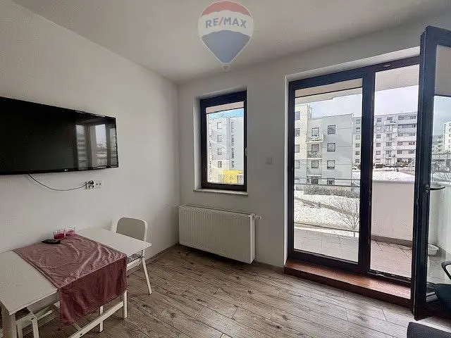 Σαλόνι; θέα, ξύλινο πάτωμα, φυσικό φως