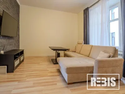 Oturma odası; ahşap zemin, doğal ışık, modern stil