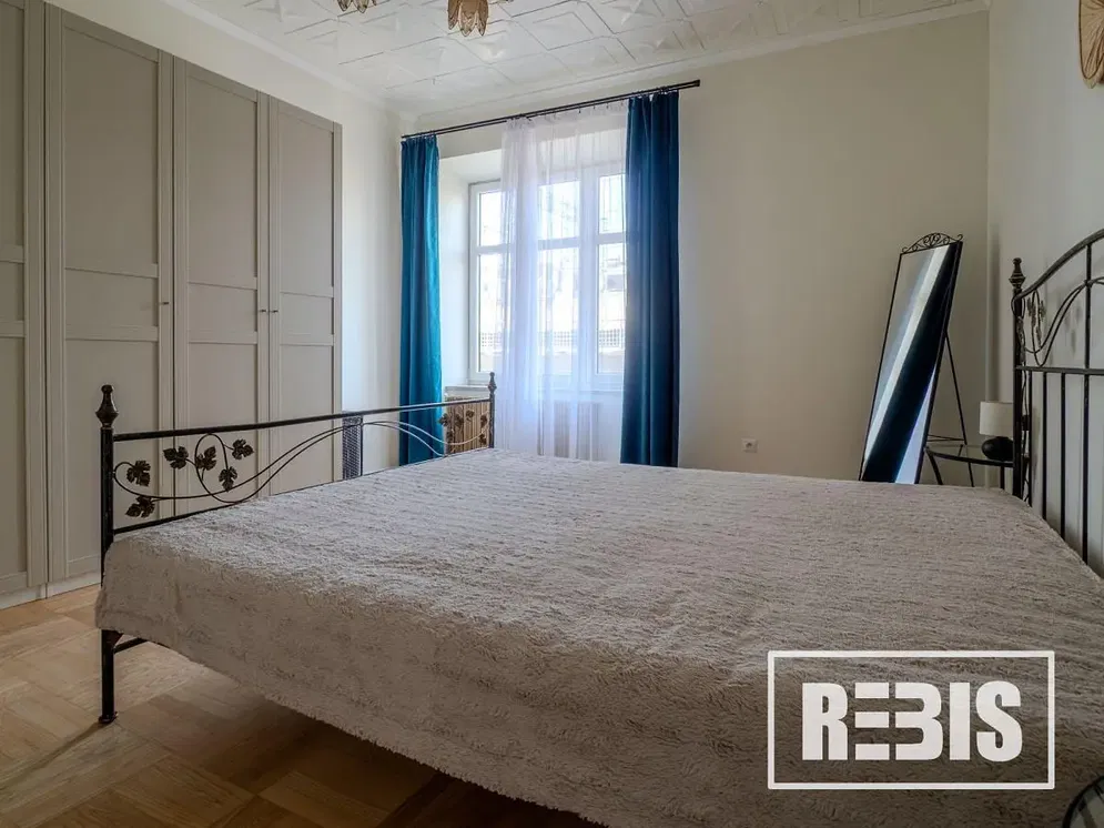 Yatak odası; ahşap zemin, doğal ışık