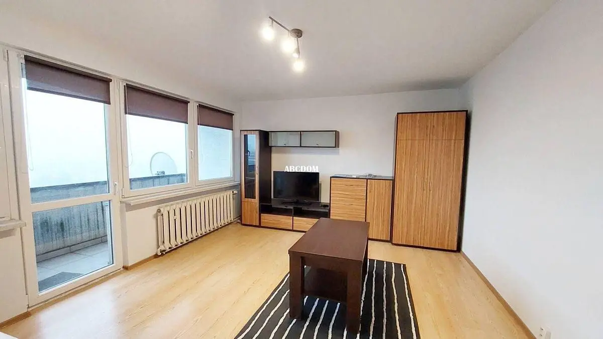 Oturma odası; manzara, ahşap zemin, doğal ışık, modern stil