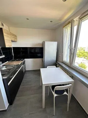 Mutfak; mutfak aletleri, fayans zemin, doğal ışık, manzara