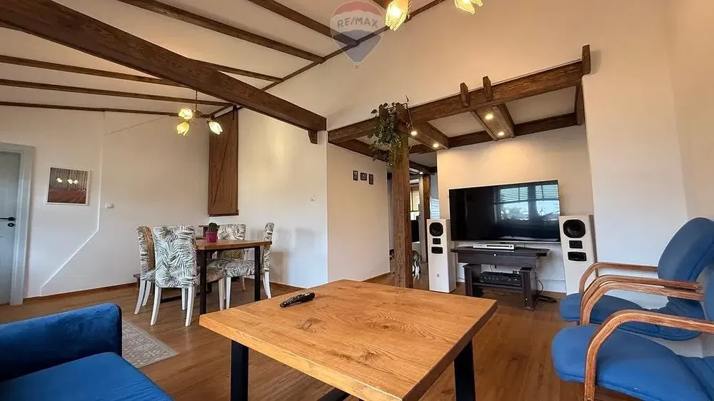 Salon; poutres en bois, parquet, lumière naturelle, style rustique