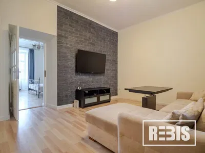 Oturma odası; ahşap zemin, doğal ışık, modern stil