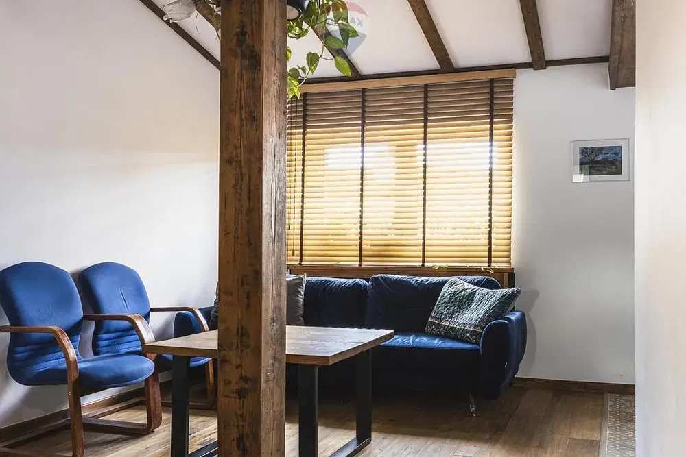 Salon; poutres en bois, parquet, lumière naturelle, style rustique