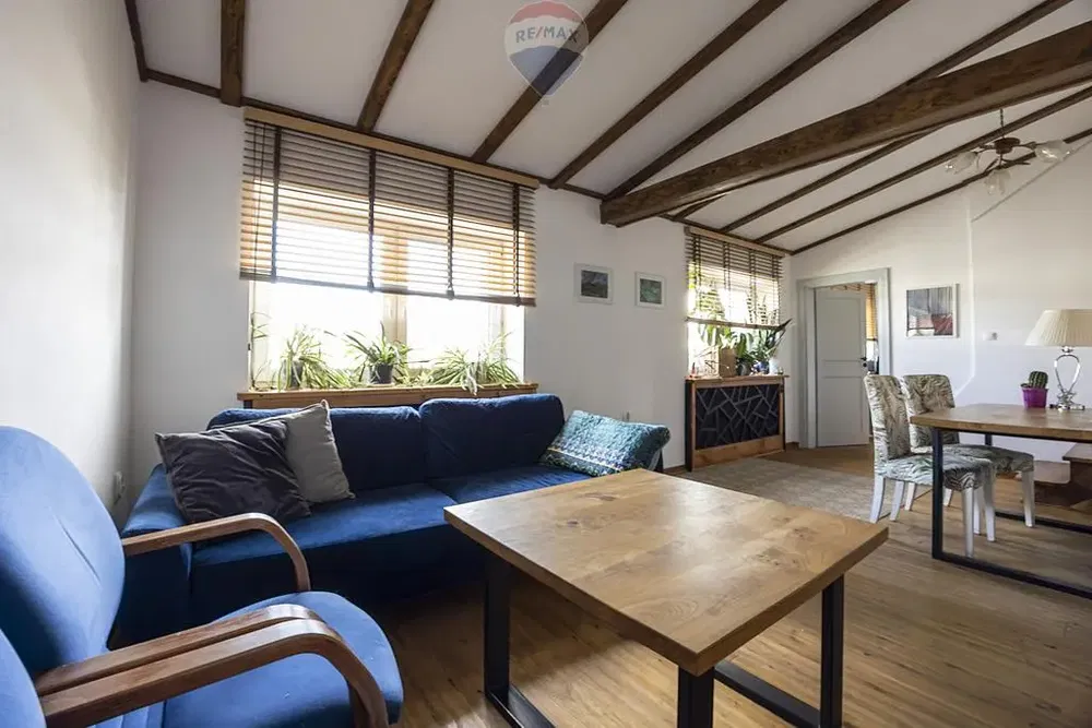 Salon; poutres en bois, parquet, lumière naturelle, style moderne