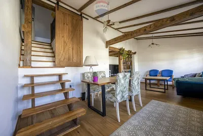 Salon; poutres en bois, parquet, lumière naturelle, style rustique