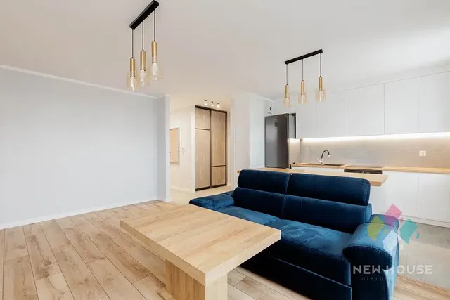 غرفة معيشة; أرضية خشبية, أسلوب عصري, ضوء طبيعي