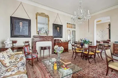 Oturma odası; rustik stil, yüksek tavan, ahşap kirişler, doğal ışık