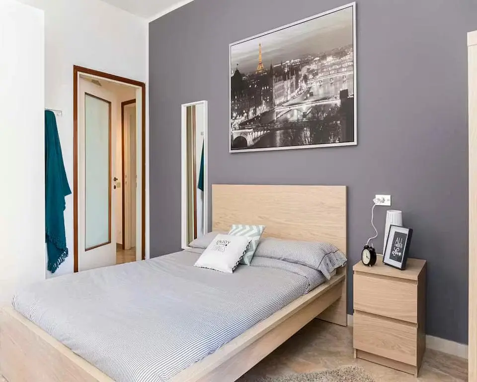 Ložnice; přirozené světlo, moderní styl, dřevěná podlaha