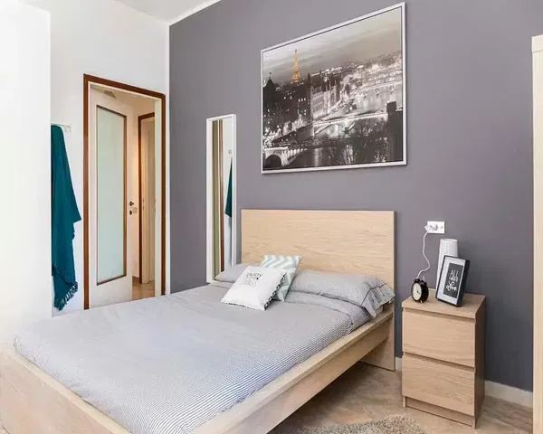 Camera da letto; luce naturale, stile moderno, pavimento in legno